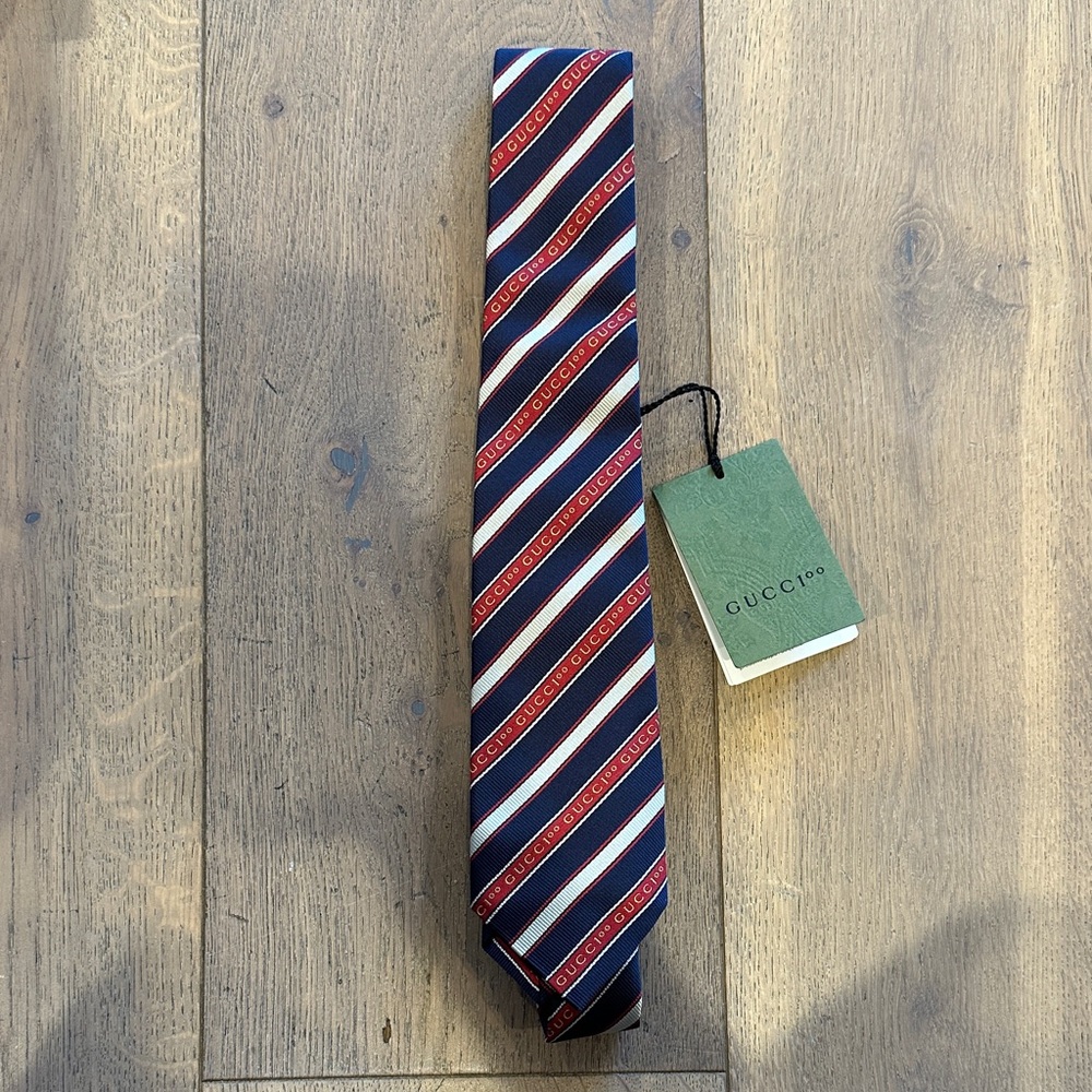 Gucci Men's Navy and Red Diagonal Stripe Tie